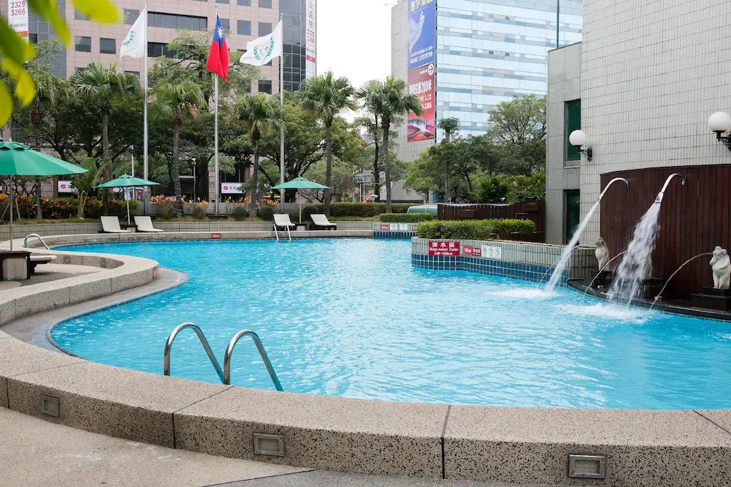 【2025 台中住宿推薦】21間精選台中飯店住宿推薦! 107 台中長榮桂冠酒店戶外游泳池