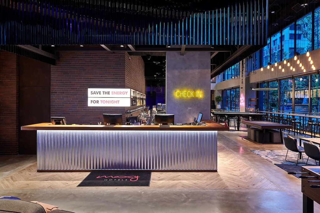 【2025 台中住宿推薦】21間精選台中飯店住宿推薦! 87 台中豐邑 MOXY 酒店接待台